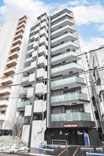 JR京浜東北線「蒲田」駅徒歩4分。ブラック×ホワイトのタイルが使用された、モノトーンが印象的な外観。