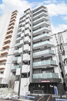 JR京浜東北線「蒲田」駅徒歩4分。ブラック×ホワイトのタイルが使用された、モノトーンが印象的な外観。