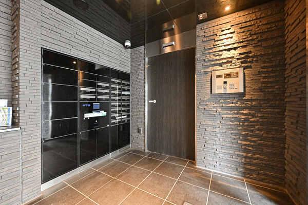 防犯面に配慮されたオートロック付き。留守にしがちな日中帯は、管理員により有人管理されています。