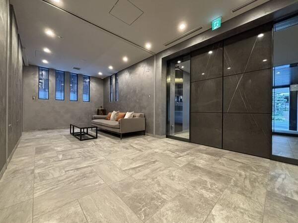 ロビーにはソファとテーブルが配され、ちょっとした来客応対やタクシーの迎車待ちにお使いいただけます。