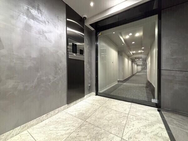 上品でスタイリッシュな雰囲気のロビーです。大切なペットと暮らせるマンションです(細則有り)。