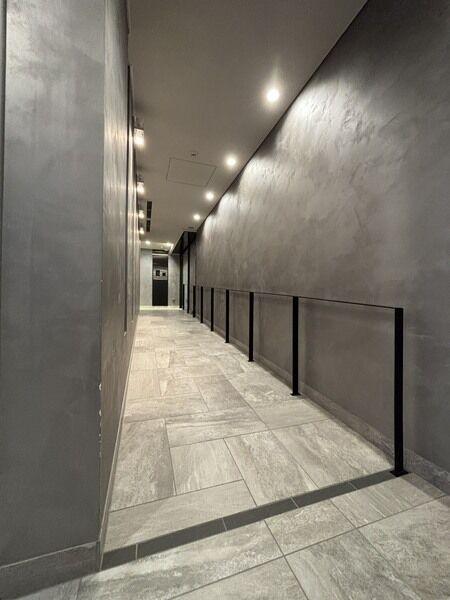 ホテルライクな内廊下仕様です。外気の影響を受けにくく、一年を通して快適な温度が保たれています。