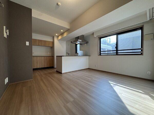 LDK約11帖。窓が大きく陽当たり良好。角住戸のため、1日を通して陽が入りやすいお部屋です。