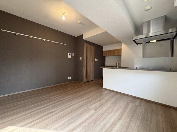 アクセントクロス、開放的なカウンターキッチンのお洒落なリビング。家具の配置がしやすい整形の間取りです