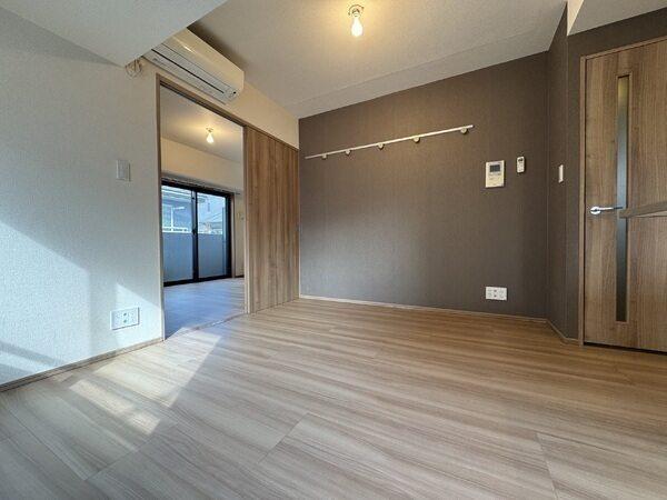 洋室との仕切りは引き戸となっているため、デッドスペースが少なく室内を開放的にお使いいただけます