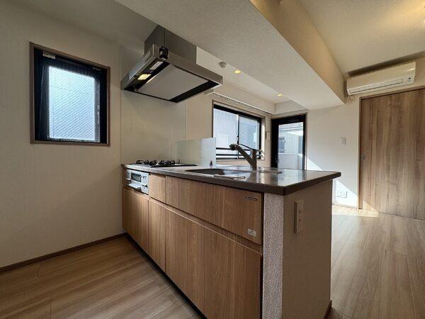 キッチンに窓があるためお料理やお手入れがしやすいです。また、シンクの広さも特徴的です。