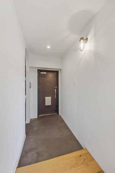 土間玄関はベルギーのBEAL社製高機能モルタル素材「モールテックス」仕上げ