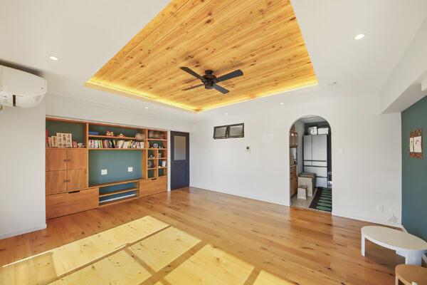 壁面に造付収納がある広々としたリビングダイニング