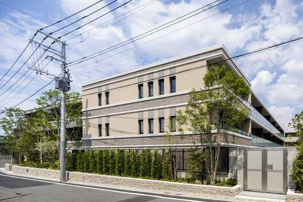 閑静な住宅街が広がる第一種低層住居地域に佇む2022年6月築の「ザ・パークハウス」シリーズ