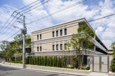 閑静な住宅街が広がる第一種低層住居地域に佇む2022年6月築の「ザ・パークハウス」シリーズ