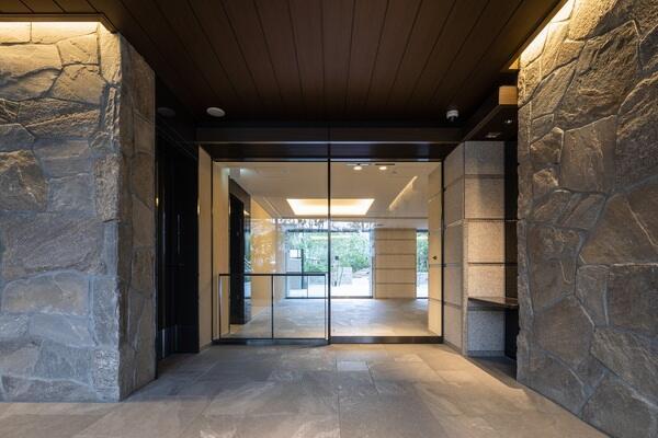 風除室、モニター付インターホンやオートロック、宅配ボックスが備わっております。