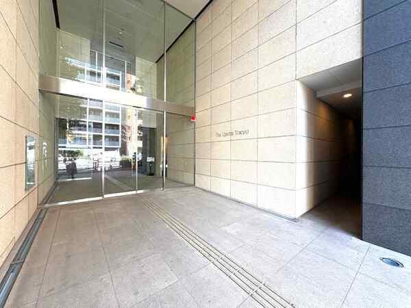 床と壁には自然の質感を引き立てる天然石をあしらい、空間全体に洗練された雰囲気が漂います。