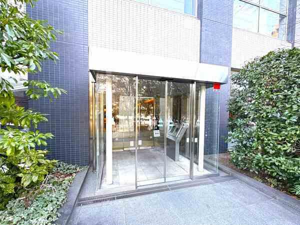 豊かな緑を配したフォレストガーデンから続く、明るく開放的な「ガーデンエントランス」。