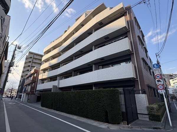 JR中央本線「中野」駅徒歩11分、西武新宿線「新井薬師前」駅徒歩8分など、複数沿線利用可能です。