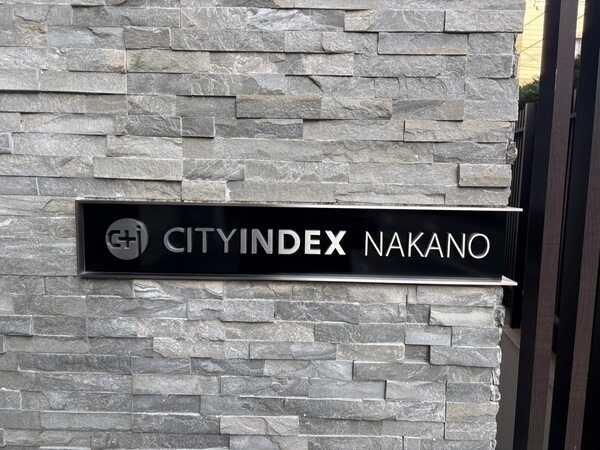 2019年1月築、総戸数63戸のRC造マンションです。共用部には便利な宅配ボックスが備わっています。