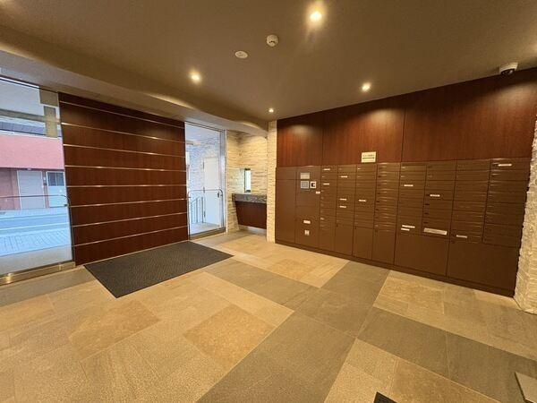 オートロックや24時間セキュリティシステム、ディンプルキーが採用され、防犯面に配慮されています。