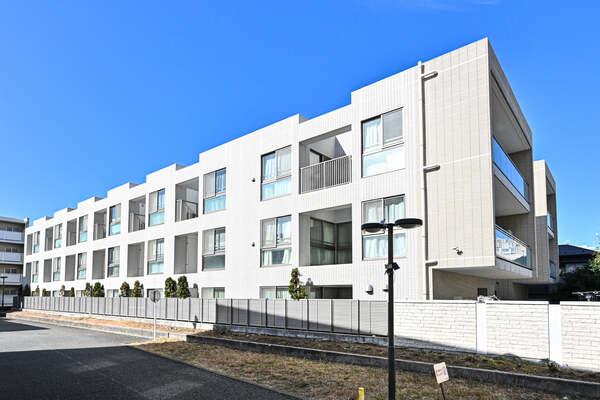 京急本線「北品川」駅まで徒歩4分の立地。2011年9月築・RC造・総戸数22戸のマンションです。