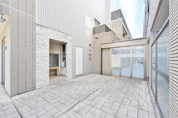 モニター付インターホンやオートロック付きのマンションです。便利な宅配ボックスの設置もございます。