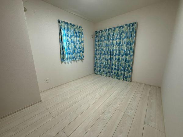 洋室約5.7帖※備品等（カーテン）は価格に含まれません。