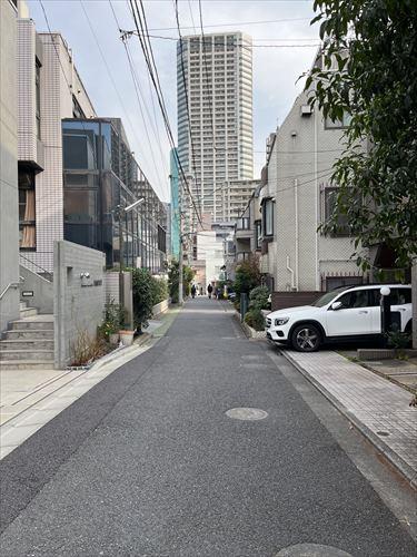 西側からの前面道路