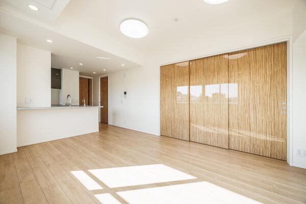 隣接する洋室(約5.5帖)とつながる扉は、来客時は閉めておくなど、シーンに合わせて活用できます。