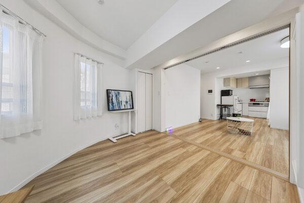 木製的な柔らかい色味のフローリングデザイン