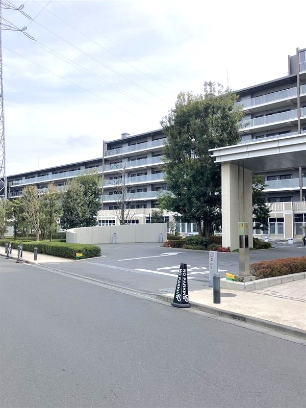 ダイナミックなキャノピーと、車寄せがホテルのような気品あるデザインです。