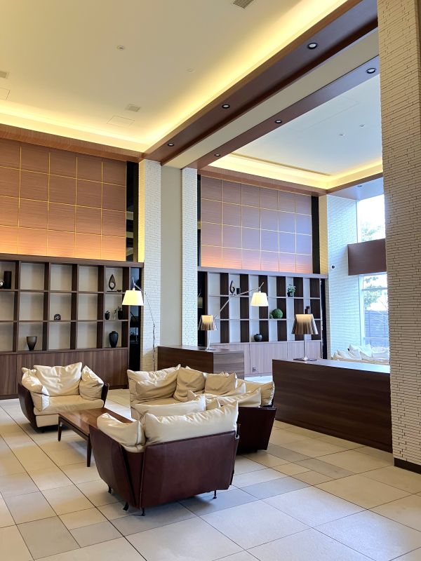 ロビーラウンジ　ガラスウォールを採用した開放的な空間が演出されています。