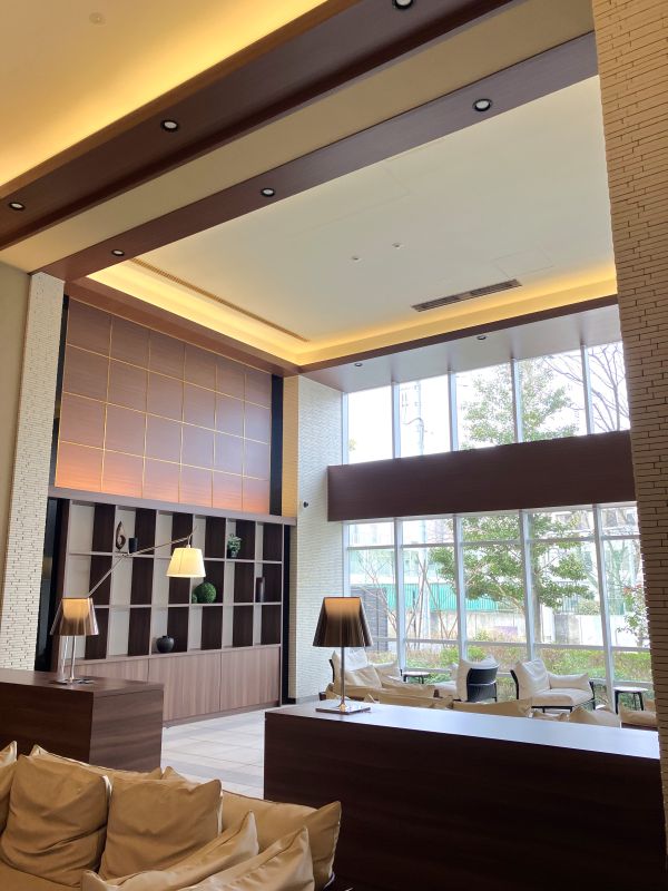 ロビーラウンジ　ガラスウォールを採用した開放的な空間が演出されています。