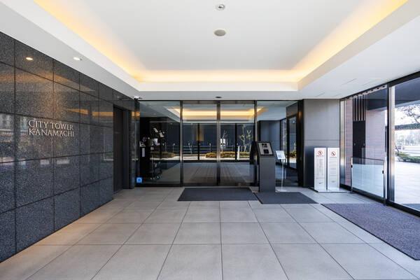 ダブルオートロックやモニター付きインターホンなど、防犯面に配慮されています。ハンズフリーキーに対応。