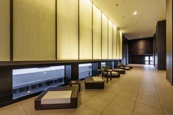 エントランスはホテルライクな空間。心地よい暮らしをサポートするコンシェルジュサービスがございます。