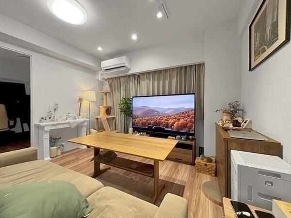 リビングは、南東側バルコニーに面しているため、陽当り良好。家具・調度品は販売対象には含まれません。