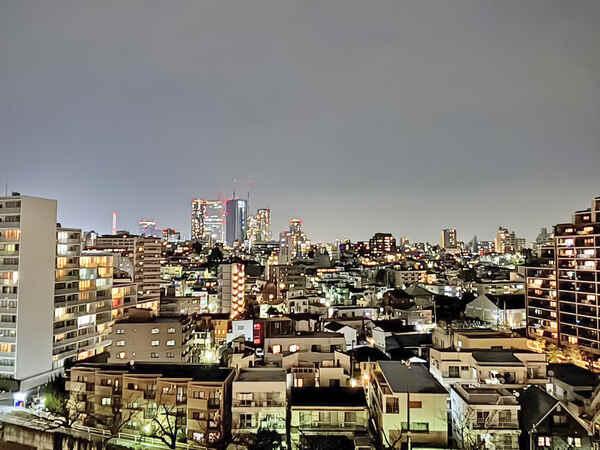 洋室（約4.8帖）からの眺望。北東側は池袋方面に抜けており、高層ビル群を眺めることができます。