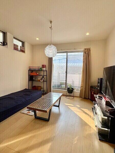 LDは南と西の2面採光のため、陽当たり良好※家具・調度品は販売対象には含まれません。