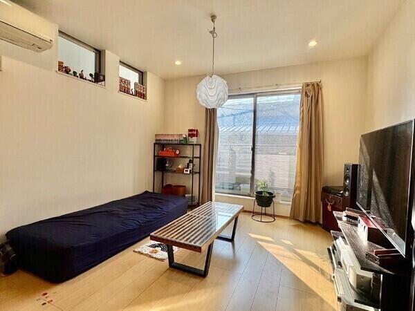 LDKは約15.3帖の広さがあります。※家具・調度品は販売対象には含まれません。