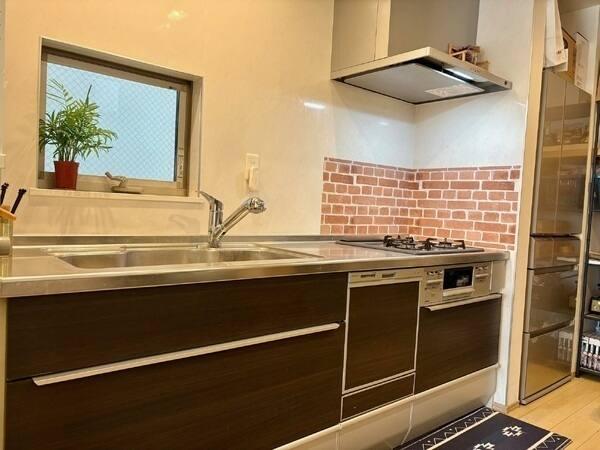 キッチンは食洗機付きです。※家具・調度品は販売対象には含まれません。
