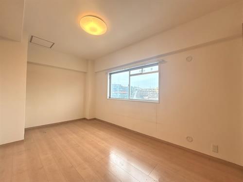 洋室約６帖（南東側）