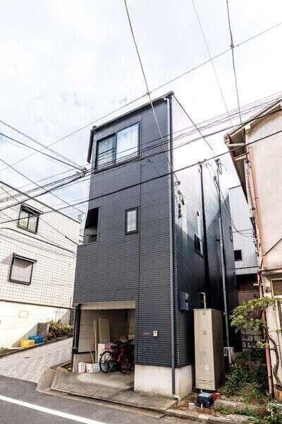 角地に佇む木造3階建の住まい。雨に濡れずに乗り降りができる車庫が1台分備わっています(車種による)。
