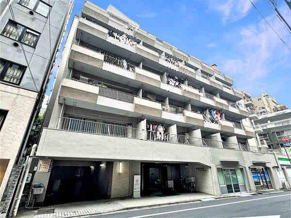 永谷商事分譲×間組施工。総戸数113戸(※うち店舗5戸)の地上10階建マンション4階部分に所在。