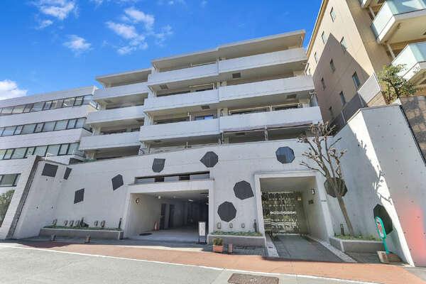 エントランス周辺はコンクリート打ちっぱなしのモダンな外観