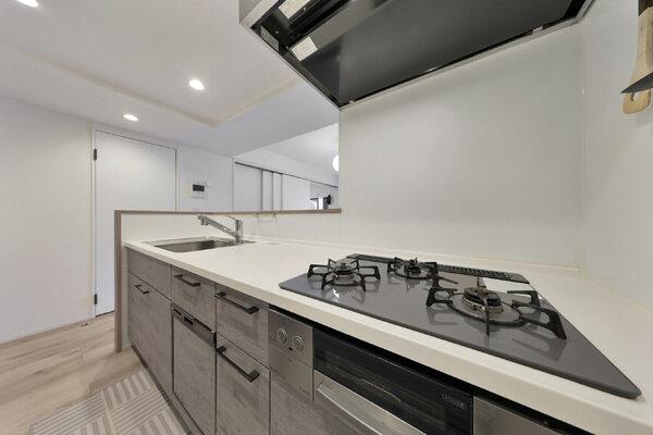 炊事しながらリビングを見渡せるカウンターキッチン