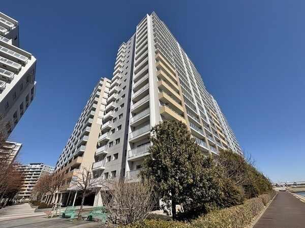 15階・南東角住戸につき陽当り・通風・眺望良好です。20帖超のLDKは南向きのバルコニーに面します。