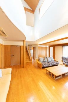 ※家具・調度品は販売対象に含まれません。天井部分は2階との吹き抜けになっています。