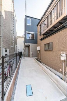 東武伊勢崎線「東向島」駅徒歩6分の立地。玄関前のスペースには自転車やバイクが駐輪できます。