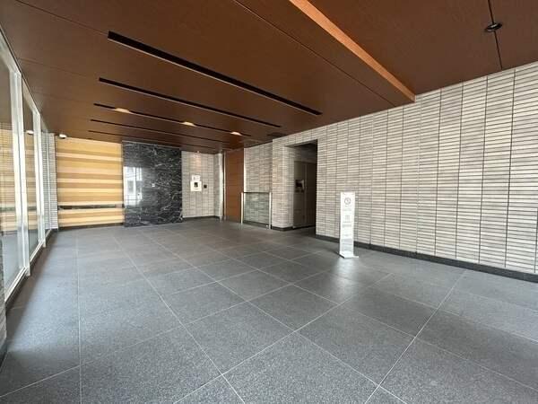 ワイドなガラスウォールで開放感のある風除室