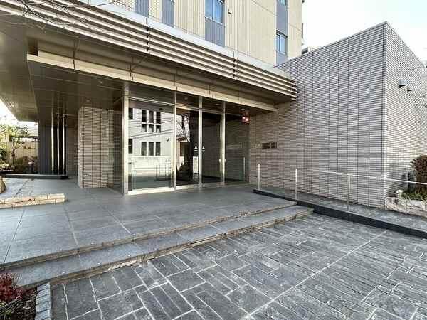 重厚感のあるタイルで彩られたエントランス