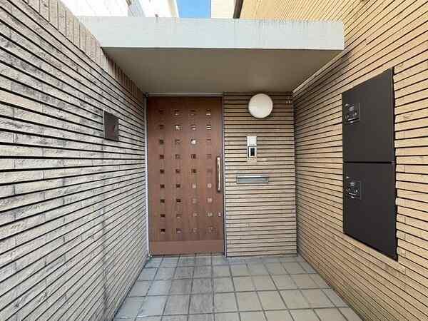 玄関は番号錠で開錠可能です。宅配ボックスが2箱備わり、不在時にも荷物を受け取ることができます。