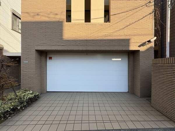 防犯面に配慮された電動シャッター付きのカーポートがございます。並列2台駐車可能です(車種による)。