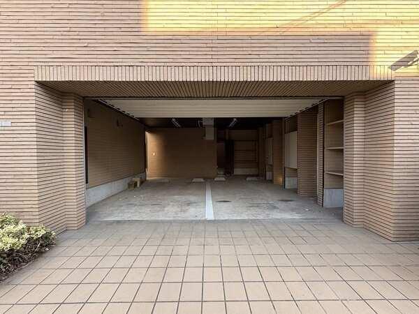 ゆったりとしたカーポート内には収納が備わっているので、アウトドア用品やカーケア用品を収納できます。