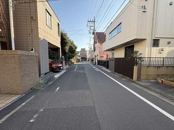 西側の前面道路幅員は約6mです。車のすれ違いや出し入れがスムーズに行える、ゆとりある道幅です。